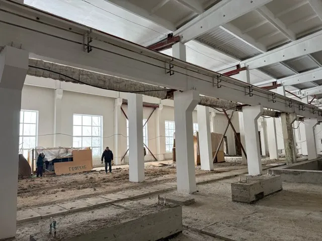 Цех с колоннами внутри основного корпуса